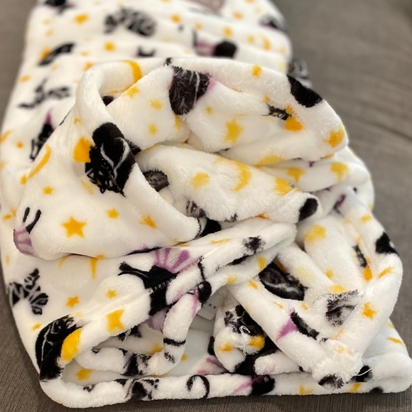 Berkshire Home HALLOWEEN Cat Plush Throw - Picture 5 of 6